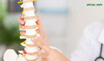 Memahami Spinal Stenosis: Mengapa Kaki Terasa Berat dan Kram Saat Berjalan?